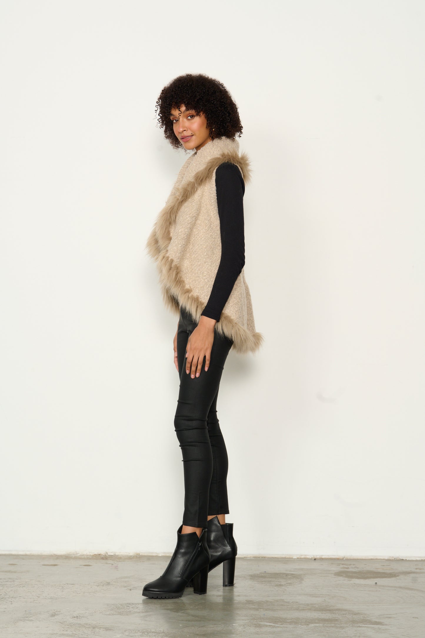 Vest- Knit w/faux fur trim