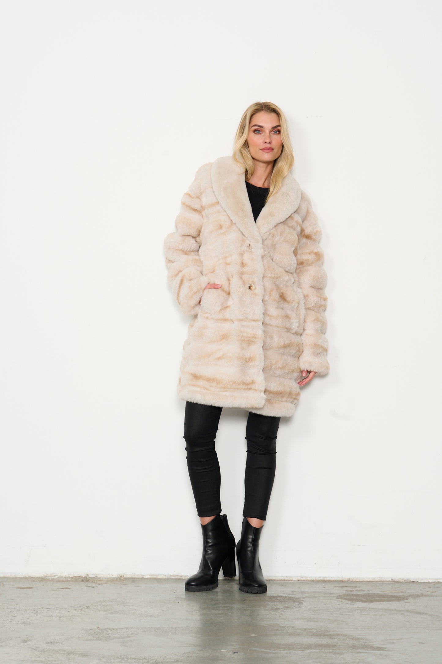 Coat Luxurious Faux Fur